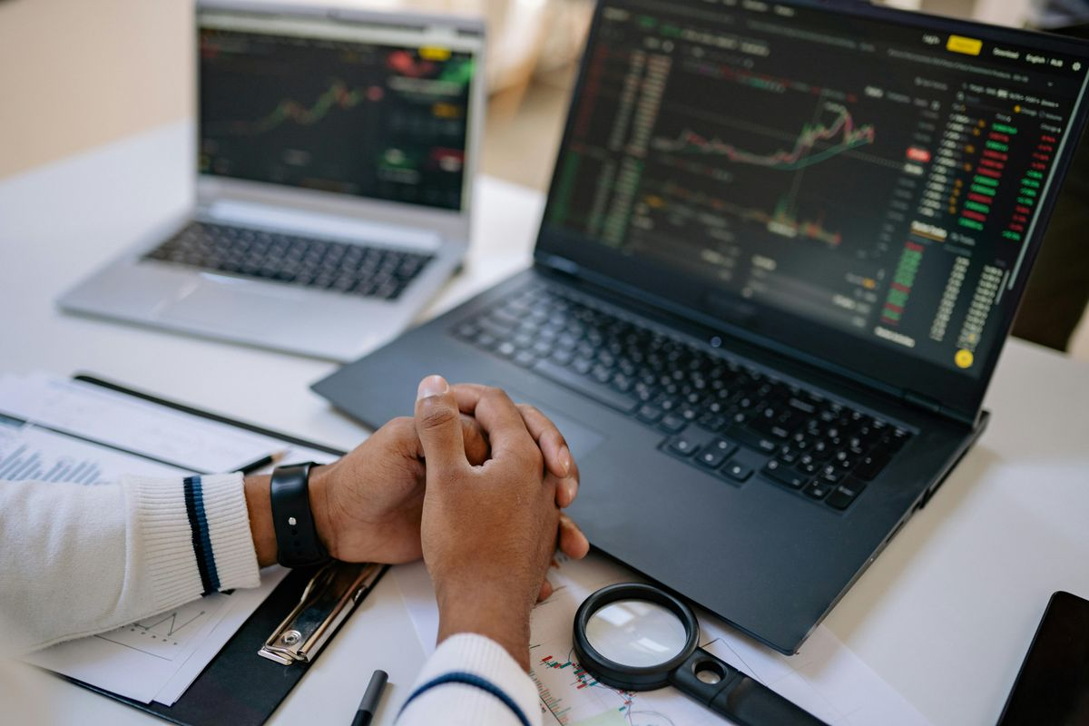 Don't Let a Good Trade Go Bad: Mastering Profit Management in Volatile Markets trading desk
